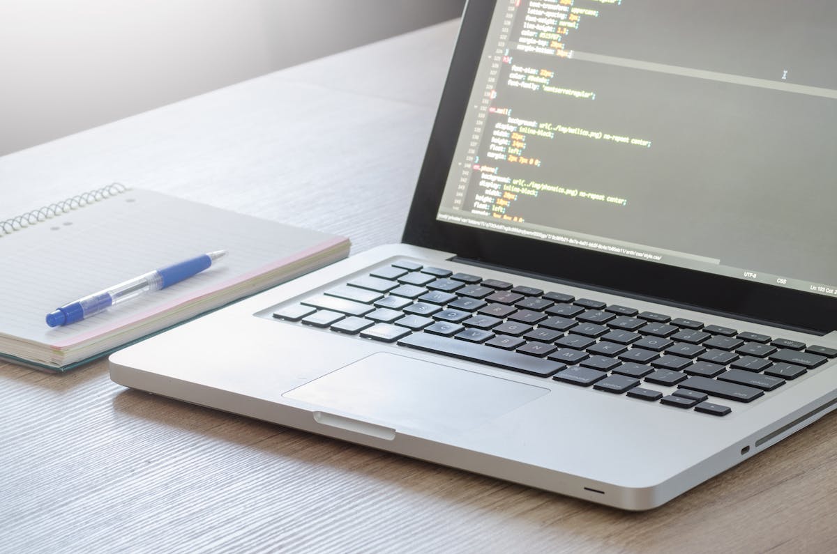 Ile kosztuje strona internetowa – laptop z notatnikiem i wycena