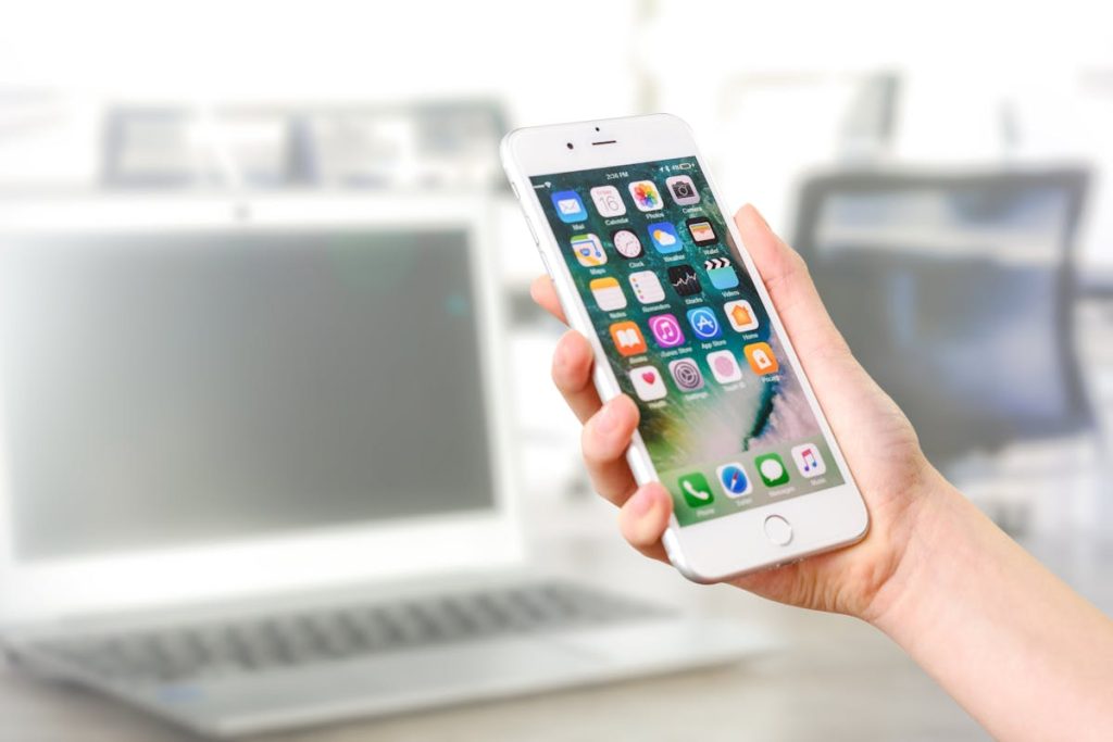 Tworzenie aplikacji mobilnych iOS i Android – smartfon z aplikacjami