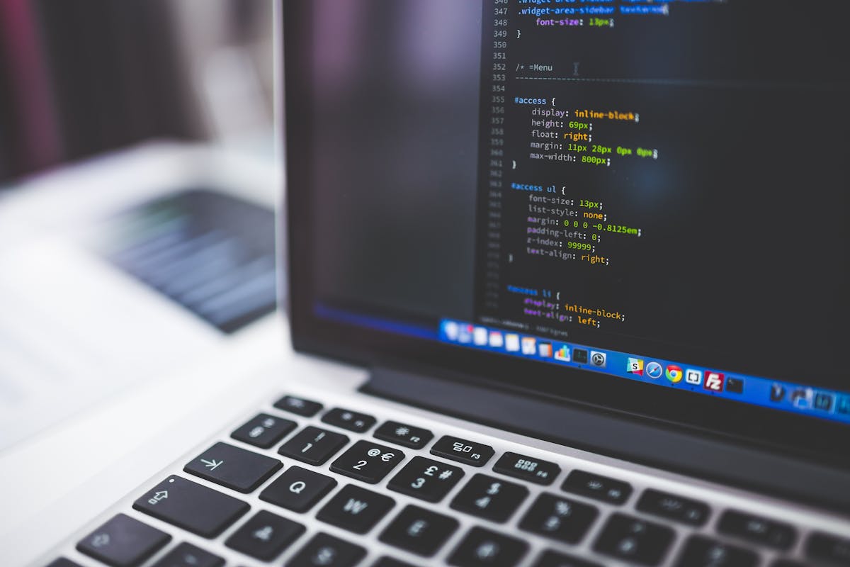WordPress vs konstruktory stron – laptop z kodem HTML